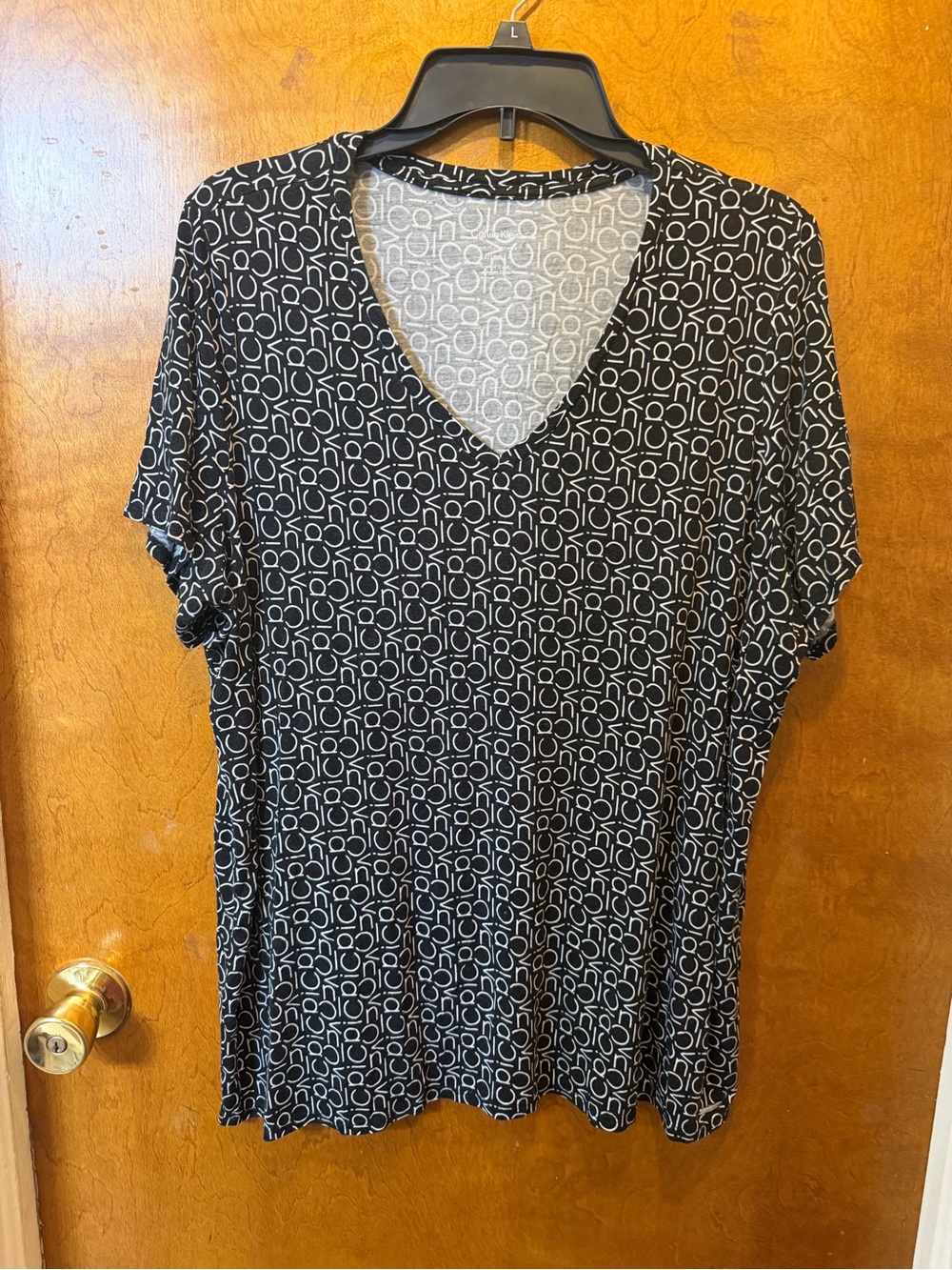 Calvin Klein Women’s Black/White Geometric V-Neck Short Sleeve Blouse Top